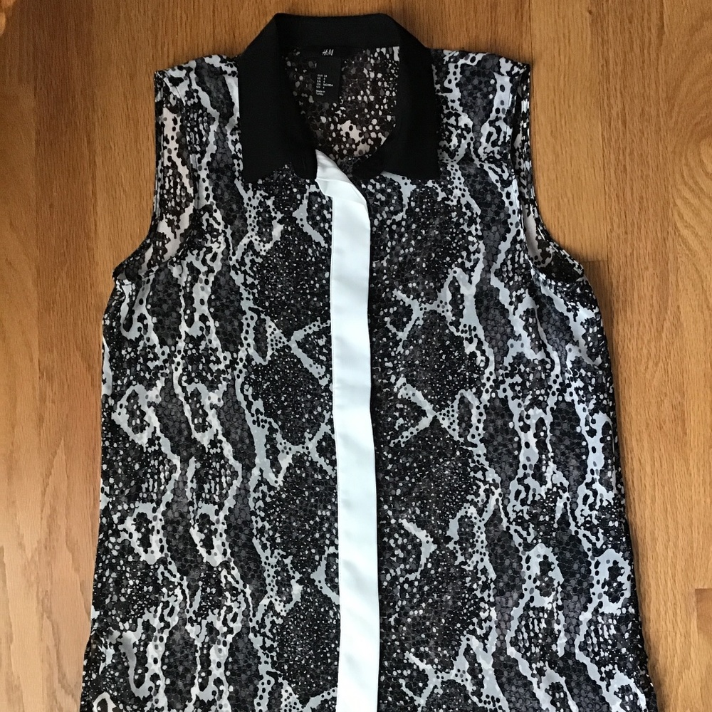 H&M black/white, sleeveless button up sheer blouse